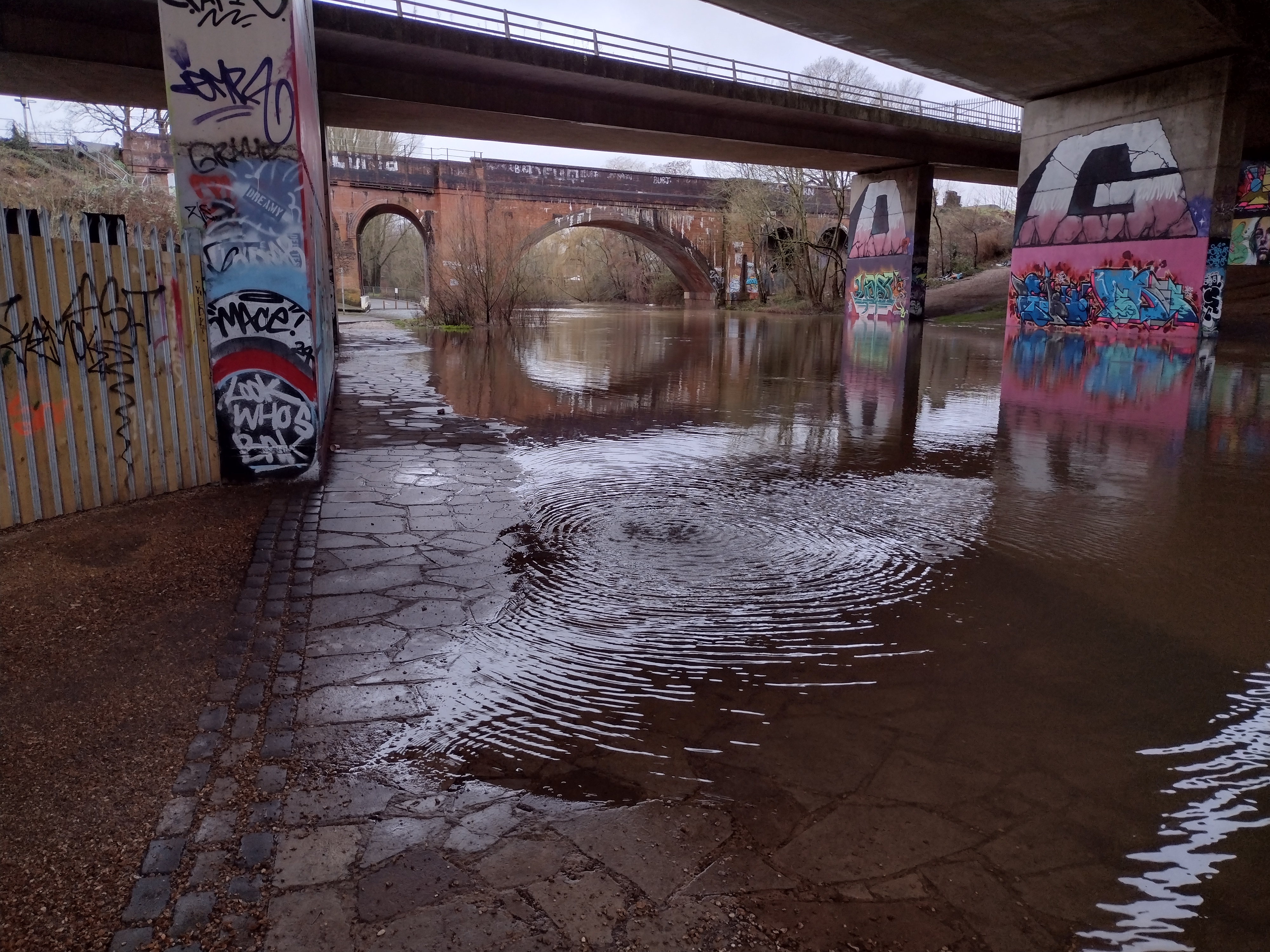 Under the A329M bridge there is a narrow path still above river level.